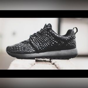 Nike Roche Black Athletic Shoes with snakeskin textured pattern